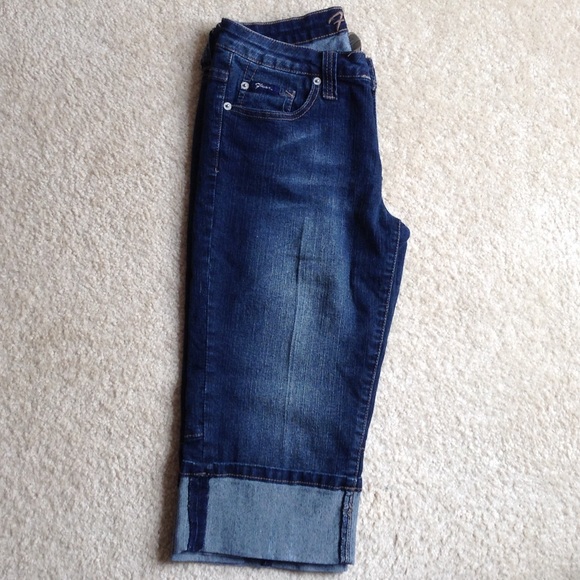 Flavour by Bubblegum Stretch Dark Denim Capri Jean - Picture 2 of 4
